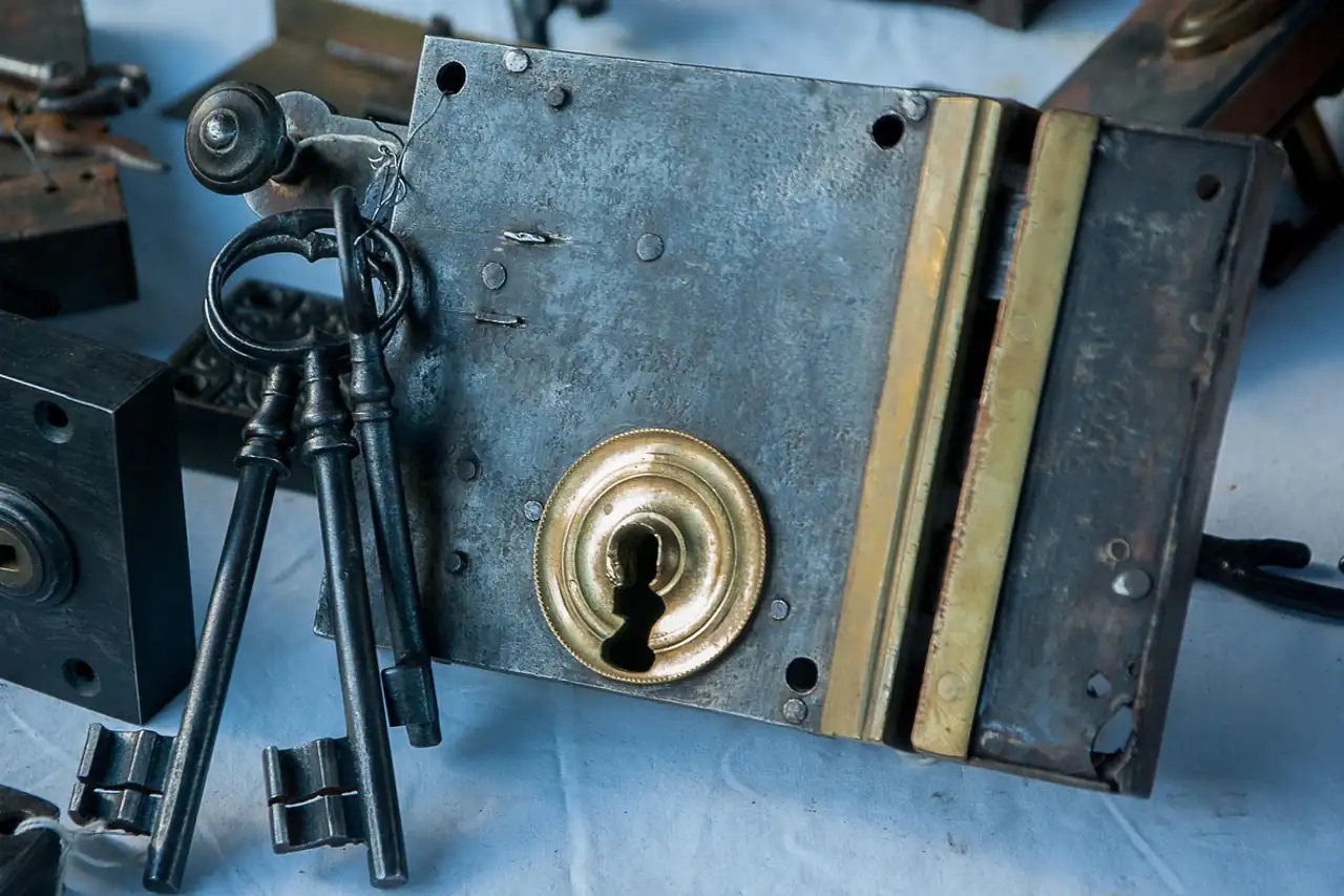 An old lock and bunch of keys