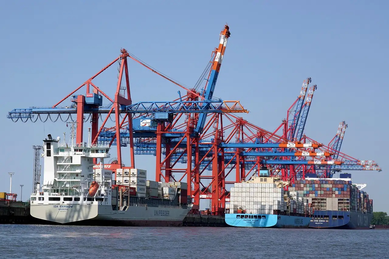 Quay cranes over container ships