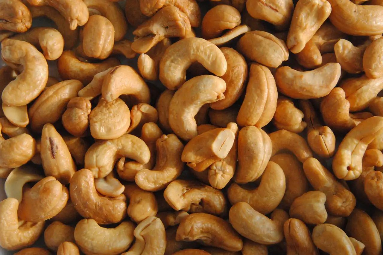 Whole cashew kernels