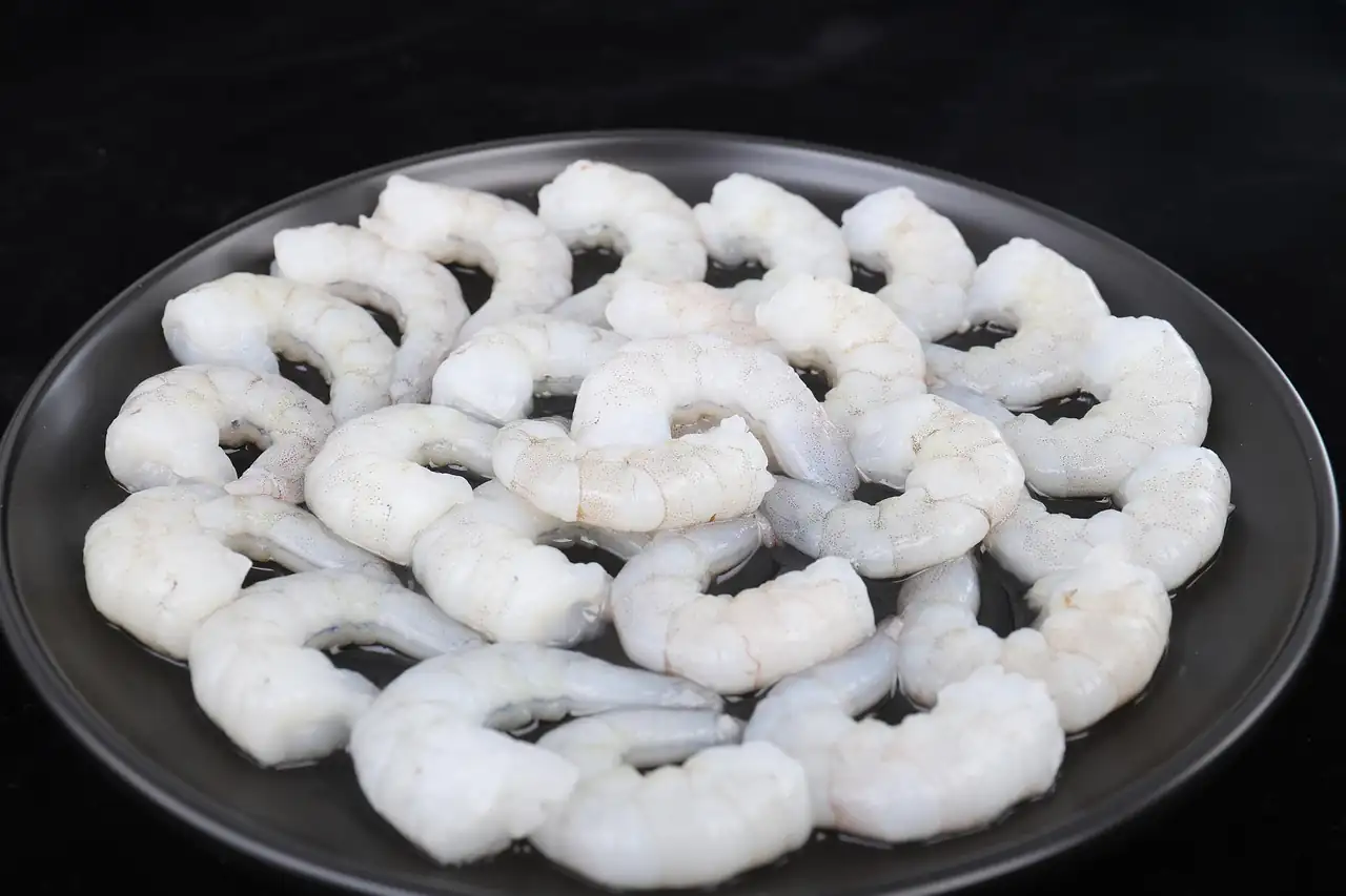 Peeled raw shrimp on a plate