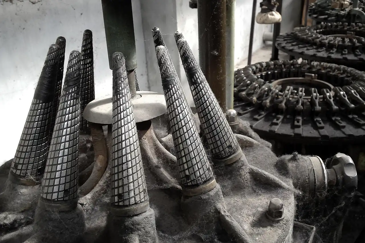 Needles and yarn on a knitting machine